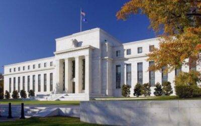 Fed apunta a subir las tasas de interés para lidiar con la inflación